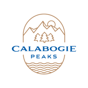 Calabogie Peaks logo featuring stylized mountains, a sun, evergreen trees, and water waves within an oval emblem. Logo de Calabogie Peaks représentant des montagnes stylisées, un soleil, des conifères et des vagues à l’intérieur d’un emblème ovale.