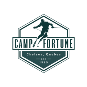 Camp Fortune logo featuring a skier in motion within a hexagonal badge, with the text “Camp Fortune, Chelsea, Québec, Est. 1920.” Logo de Camp Fortune représentant un skieur en mouvement dans un écusson hexagonal, avec le texte « Camp Fortune, Chelsea, Québec, fondé en 1920 ».