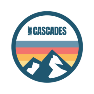 Mont Cascades logo featuring stylized mountain peaks beneath horizontal bands of colour within a circular emblem, with the text “Mont Cascades.” Logo de Mont Cascades représentant des sommets stylisés sous des bandes horizontales colorées à l’intérieur d’un emblème circulaire, avec le texte « Mont Cascades ».