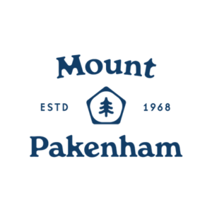 Mount Pakenham logo featuring a tree icon within a shield-shaped emblem, with the text “Mount Pakenham” and “ESTD 1968.” Logo de Mount Pakenham comprenant une icône d’arbre dans un emblème en forme d’écusson, avec le texte « Mount Pakenham » et « fondé en 1968 ».